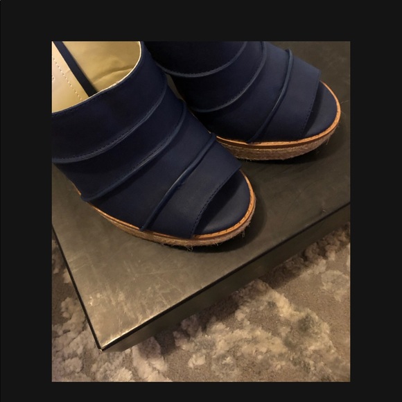 SOLD!!!

💙NEW “BCBG” *Cecely* Blue Midnight Elko Nubuck size 7💙 - Picture 5 of 8